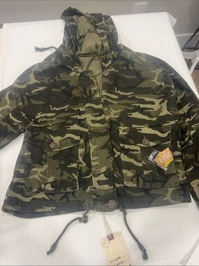 Madewell Camo Hooded Puffer Jacket in Olive & Dark Green